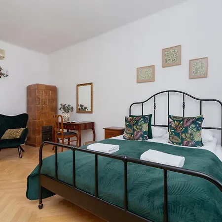 Spacious Retro In The Center Of Cracow By Renters Daire