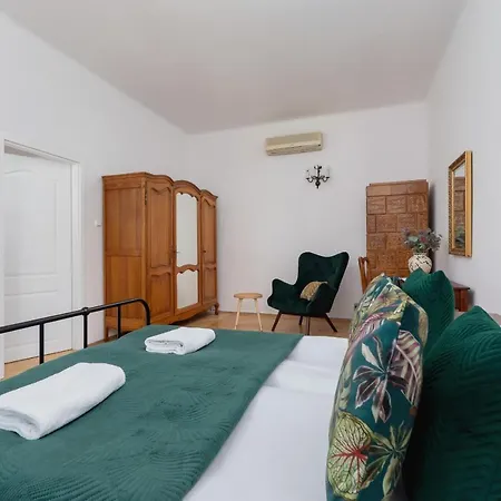 Daire Spacious Retro In The Center Of Cracow By Renters Krakow