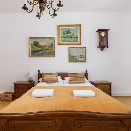 Spacious Retro In The Center Of Cracow By Renters * Krakov