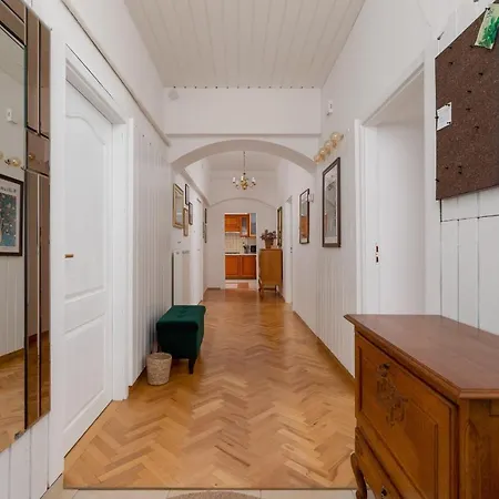 Spacious Retro In The Center Of Cracow By Renters Apartment