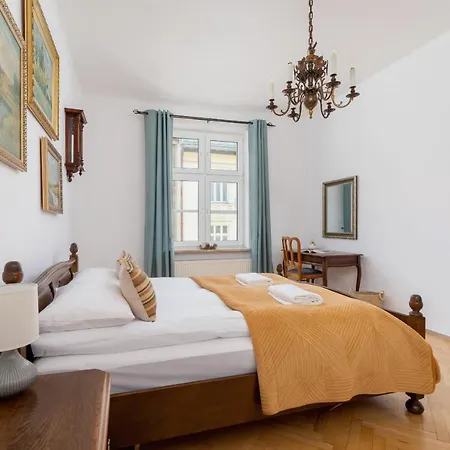 Spacious Retro In The Center Of Cracow By Renters Krakov
