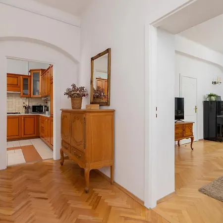 Apartment Spacious Retro In The Center Of Cracow By Renters Krakau