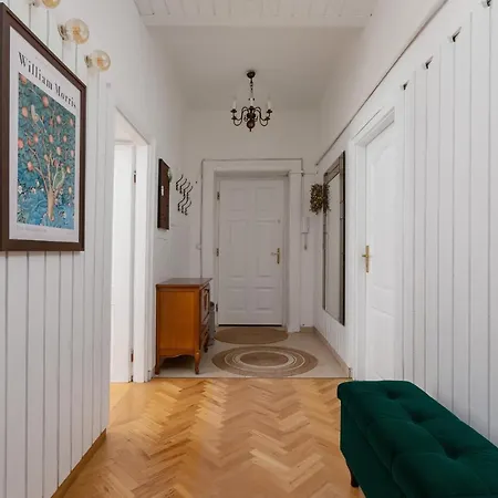 Spacious Retro In The Center Of Cracow By Renters Apartment Krakau