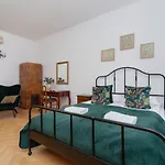 Spacious Retro In The Center Of Cracow By Renters Daire