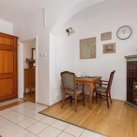 Spacious Retro In The Center Of Cracow By Renters דירה *